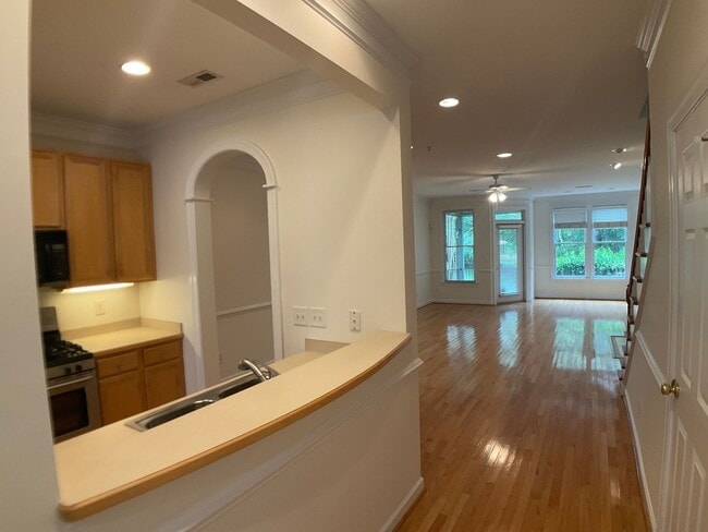 Building Photo - Gorgeous Condo in the heart of Chapel Hill