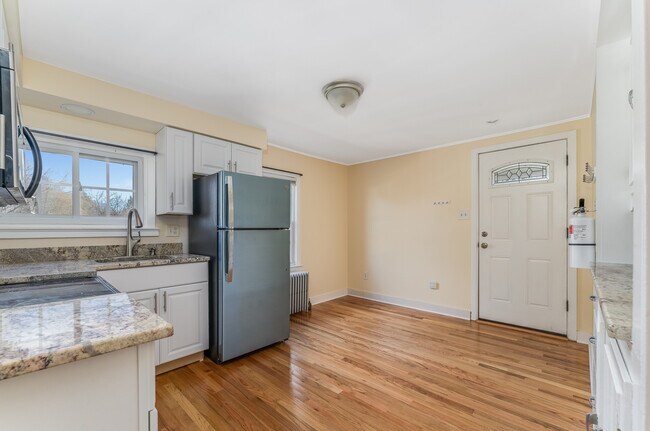 Dining area - 317 Washburn Ave