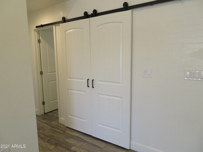 Building Photo - 2156 E Jerome Ave