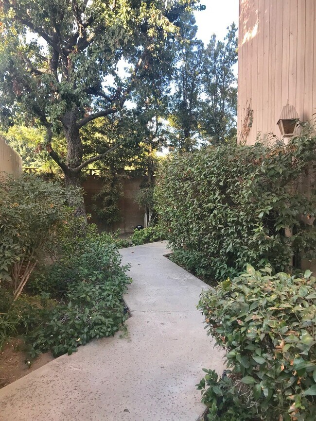 Building Photo - Beautiful and spacious multilevel townhouse in model home condition