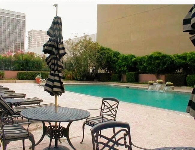 Building Photo - 5150 Hidalgo St