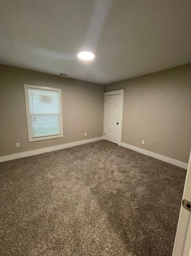 Building Photo - 3 Bedroom 2 Bath Home For Rent