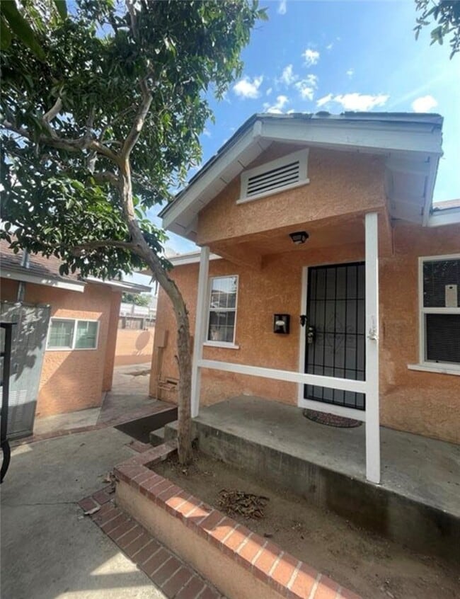 Building Photo - 590 W 3rd St