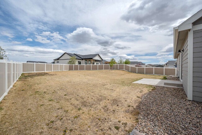 Building Photo - Like New Single Family Home!