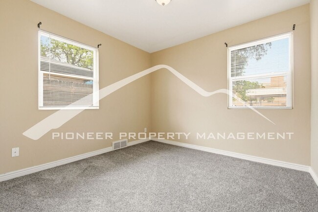 Building Photo - Charming Duplex with Washer/Dryer and Garage