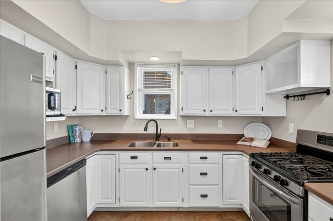 Building Photo - 1420 Bredell Ave