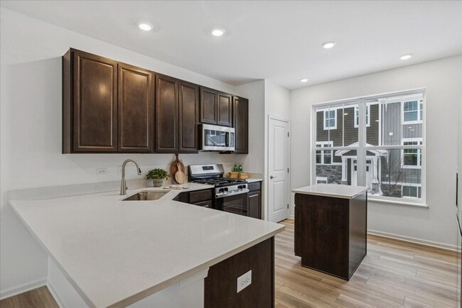 Building Photo - 406 Red Oak Cir