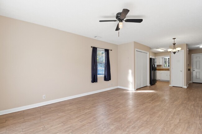 Building Photo - Ash St Ex