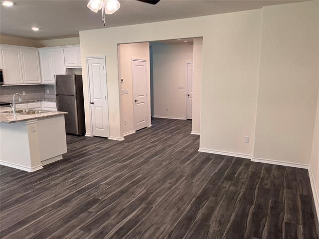 Building Photo - 716 E 5th St