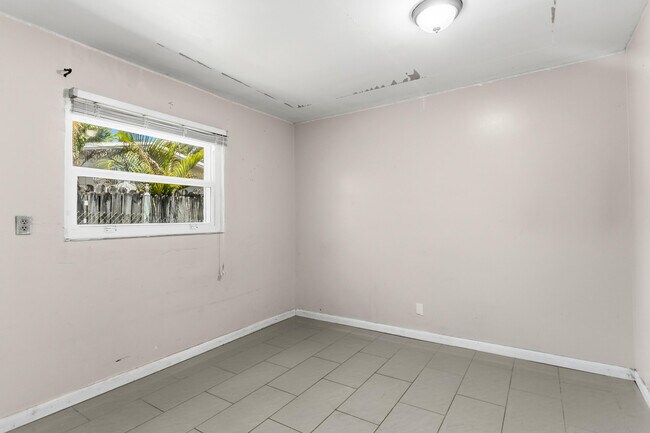 Building Photo - 2748 SW 46th Ct