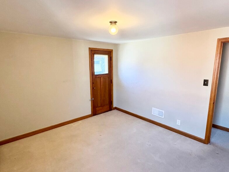 Building Photo - 2216 Lefeber Ave