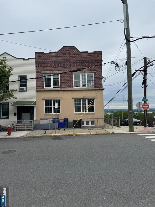 Building Photo - 183 Thorne St