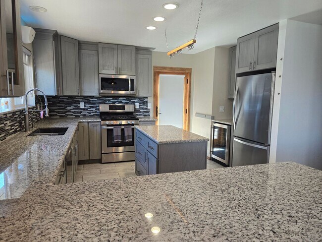 Building Photo - Spacious 5 Bedroom Home With Valley Views In SW Reno!