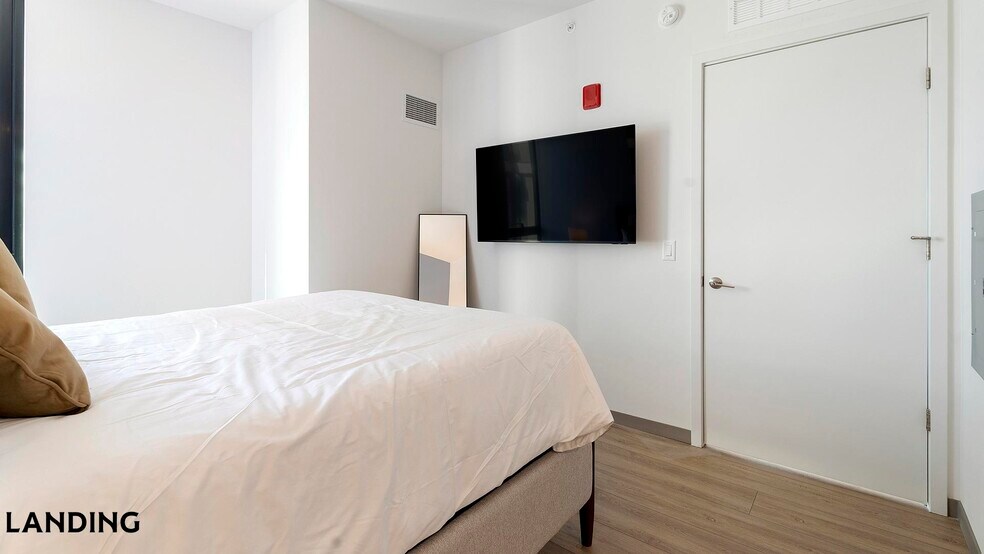 Building Photo - 513 S Damen Ave