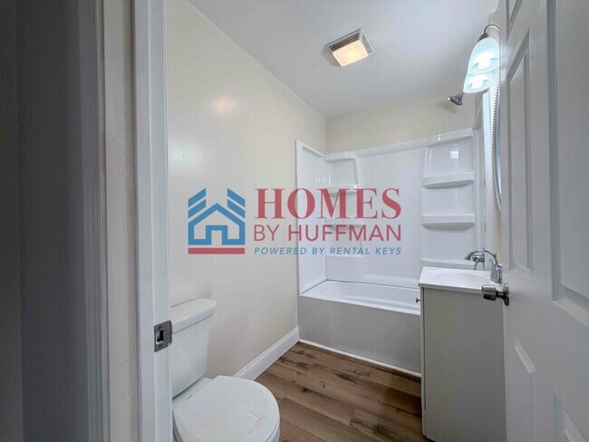 Building Photo - Three Bedroom House | Move in Ready
