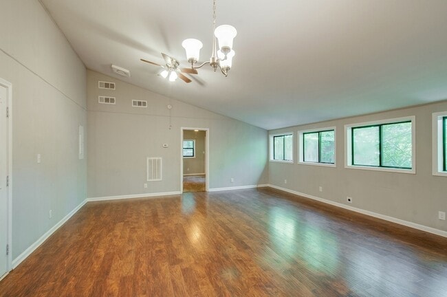Building Photo - 625 Mercer Dr