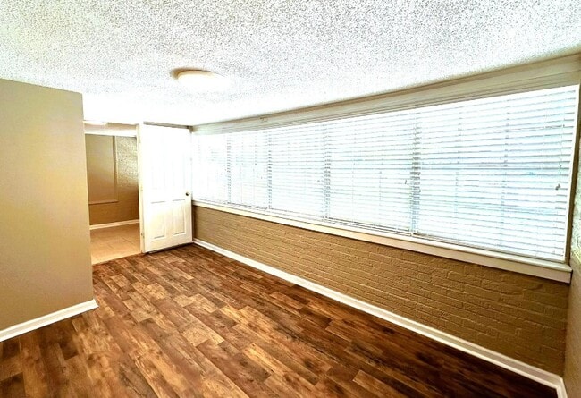 Building Photo - 508 Willow Dr