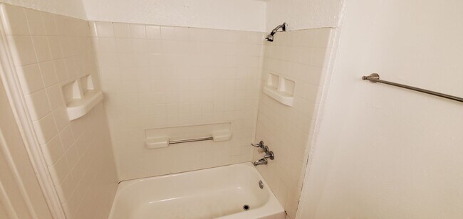 Building Photo - 511 W Sycamore St