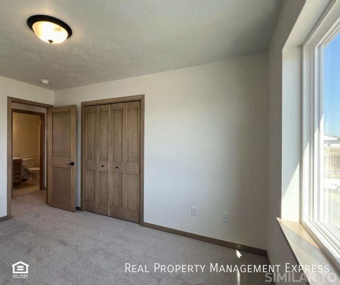 Building Photo - Awesome Layout with Yard Maintenance Inclu...