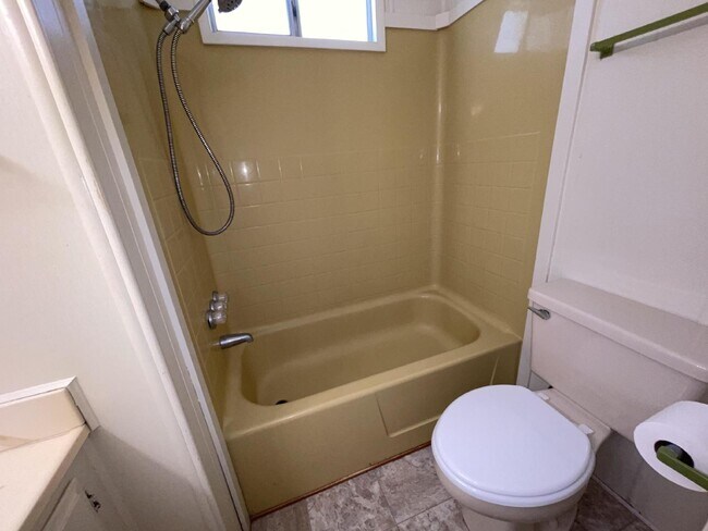 Building Photo - 2 bed 2 bath close to the river.