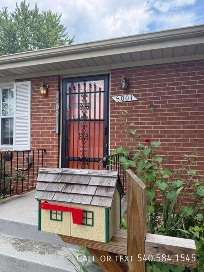 Building Photo - 5001 Hildebrand Rd NW