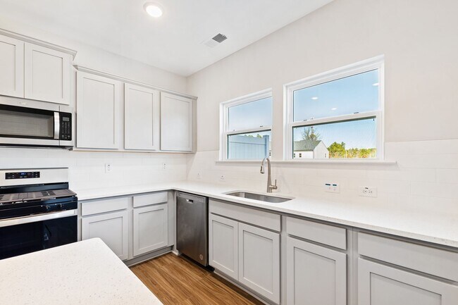 Building Photo - Luxurious 3-Bedroom Townhome Living in the...