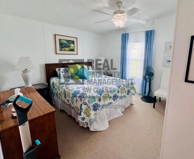 Building Photo - 202 Fan Palm Ln