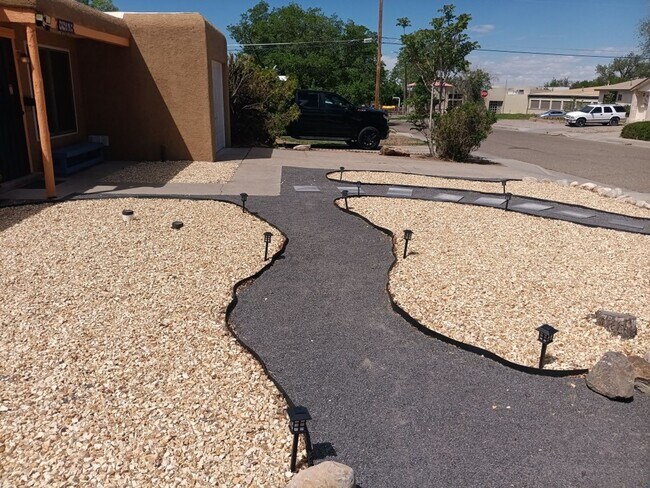 Building Photo - 3 Bedroom, 1 Bathroom Home! Schedule a Showing Soon!