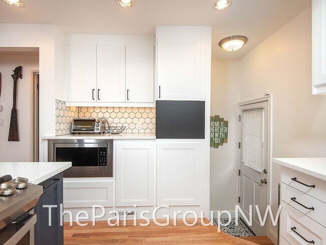 Building Photo - Renovated Magnolia Home – Open Floor Plan ...