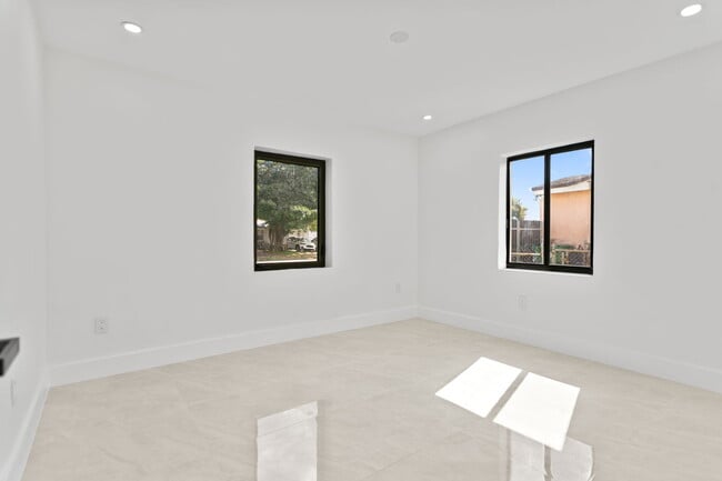 Building Photo - 15920 NW 17th Ave