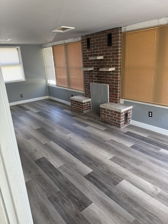 Building Photo - 619 W Lakewood Ave