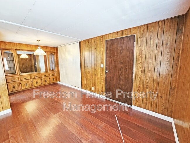Building Photo - 800 Julia St