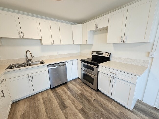 Building Photo - 1 bedroom 1 bath Apartment. NO parking. Upstairs unit.