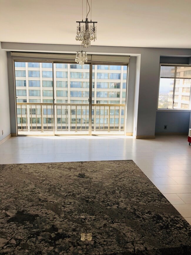 Building Photo - 10747 Wilshire Blvd