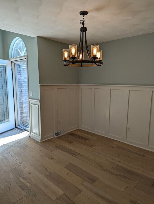 Building Photo - 3 bedroom 1 bath home with a basement and garage!