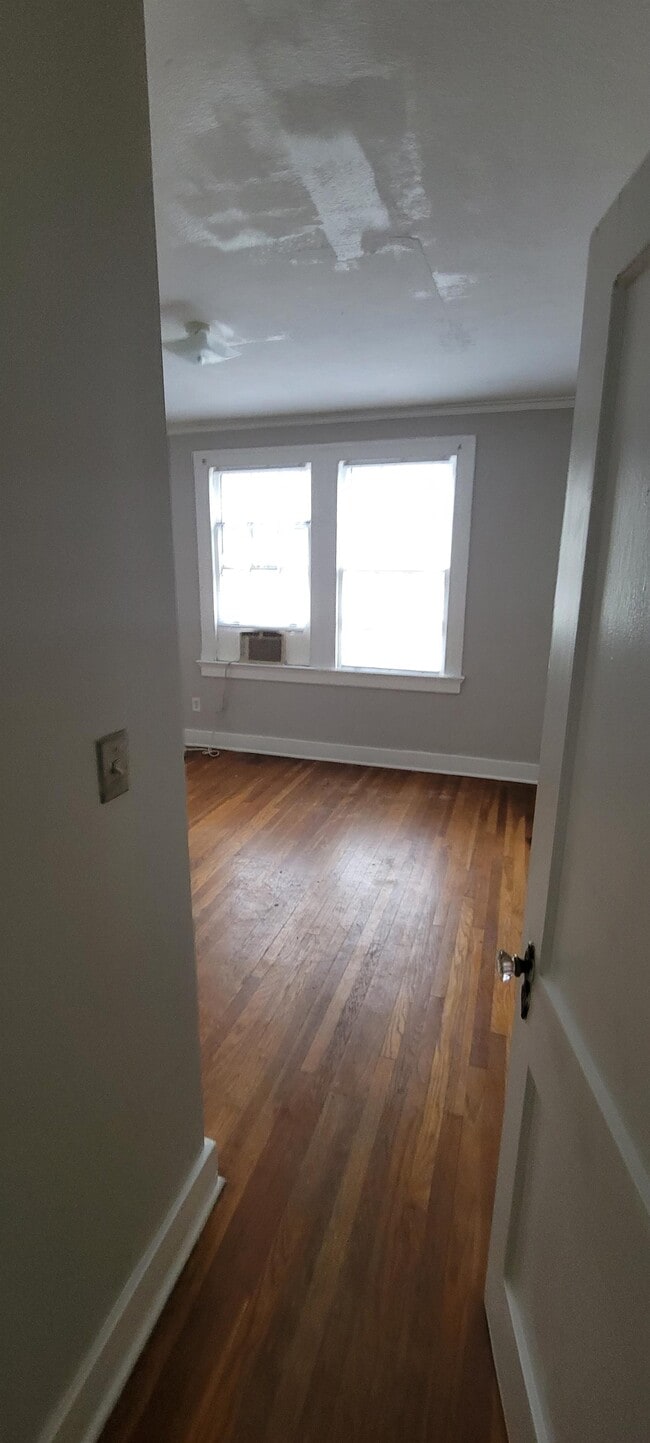 Building Photo - 966 E Fortification St