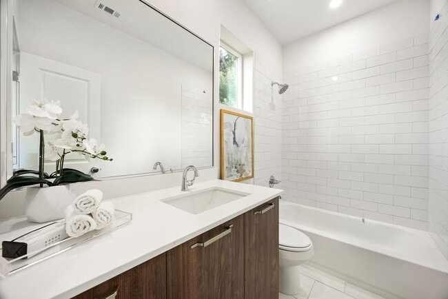 Building Photo - 1713 Mary St