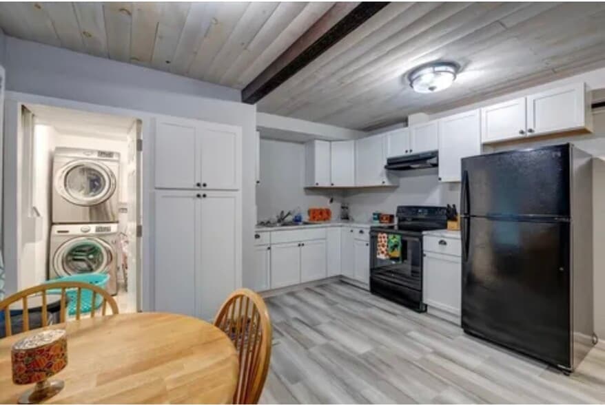 Kitchen + Laundry - 212 E Howard St
