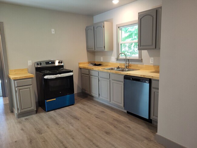 Building Photo - Completely Remodeled and Ready for Move-In