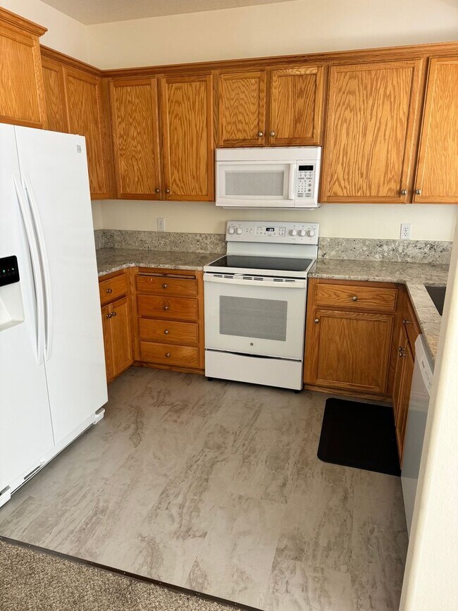 Building Photo - Beautiful 3 Bedroom in Grand Oaks Neighbor...