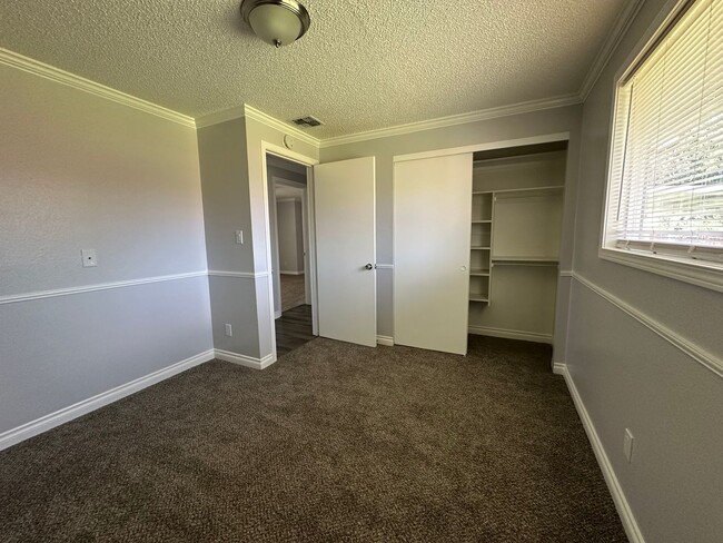 Building Photo - 5301 Bel Aire Dr