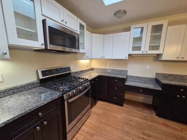 Building Photo - 286 Main St