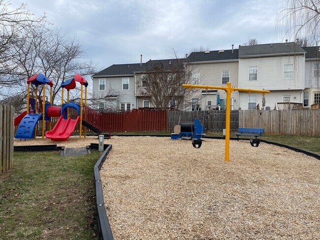 Building Photo - BEAUTIFUL THREE LEVEL TOWNHOME IN NORTH STAFFORD!