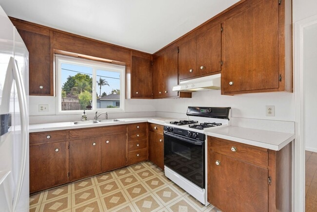 Building Photo - Charming single level family home located in sought after San Lorenzo Village.