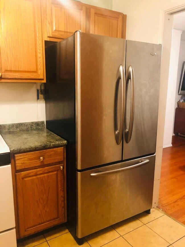 Building Photo - 1825 E 3rd St