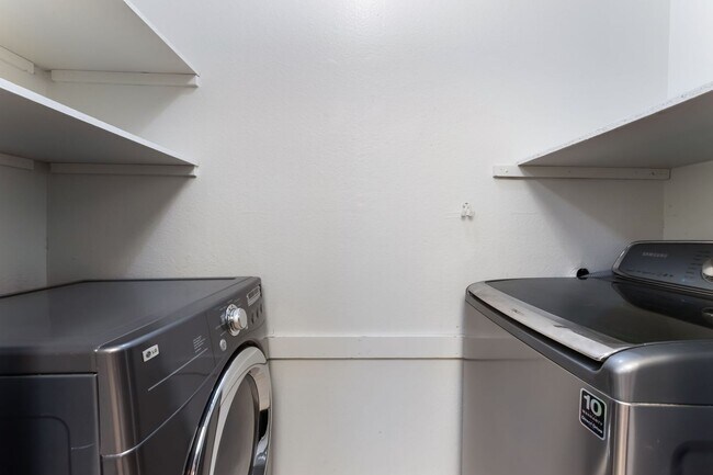Building Photo - Two-bedroom, one bath single story townhou...