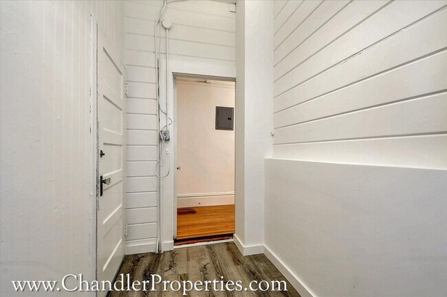 Building Photo - Bright & Sunny 2 Bedroom Flat with On-Site Laundry | Small Bonus Space
