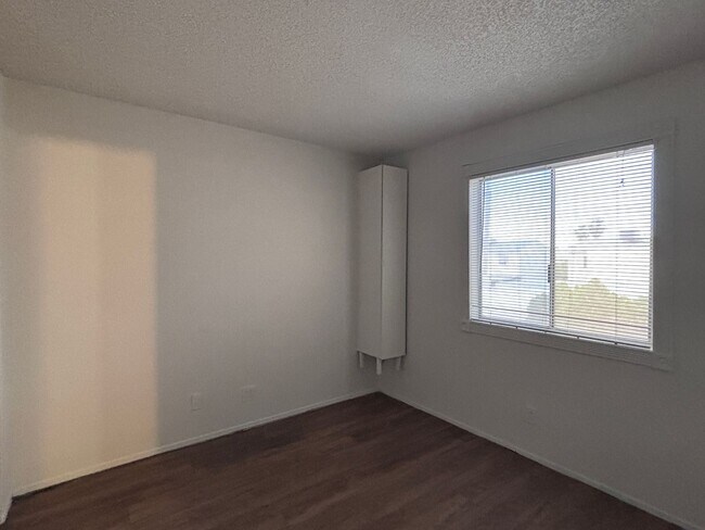 Building Photo - 3 Bedroom Townhouse with a 2 car garage and a middle courtyard area