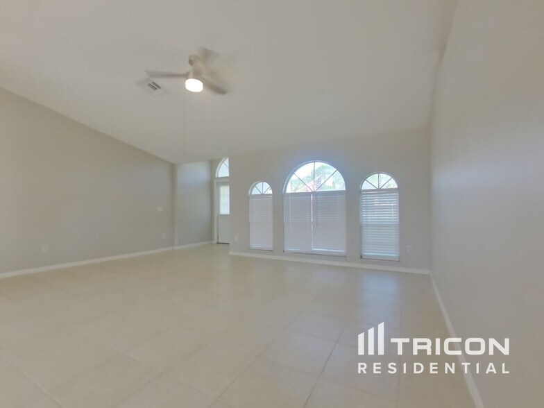 Building Photo - 2740 Begonia Terrace
