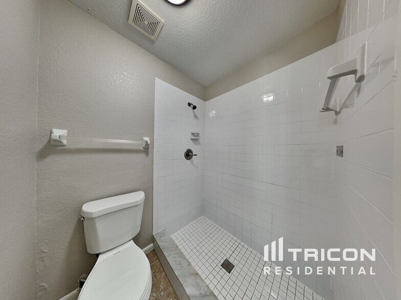 Building Photo - 3701 Sapphire Ln